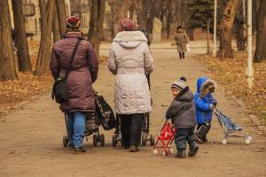 Астраханцы могут получить соцкарты на детские коляски и одежду