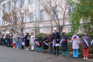 В Астрахани прошел флешмоб «Обними больницу»