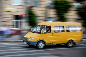 В Астрахани водитель маршрутного такси сбил 72-летнюю женщину и скрылся