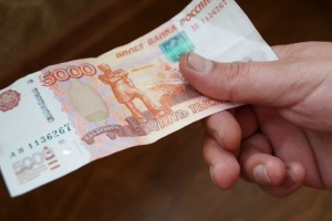 В Астрахани покупатель магазина бытовой техники расплатился фальшивой купюрой