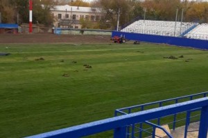 На муниципальном стадионе ФК «Астрахань» укладывают газон