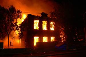 5 человек чуть не погибли при пожаре в Астрахани