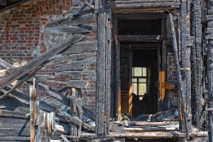 В Астраханской области из-за неосторожности сгорела заброшенная постройка