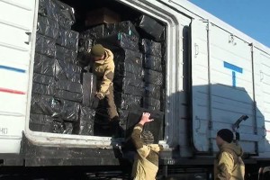 В Астраханской области задержали поезд с вагонами, набитыми пачками сигарет без акцизов