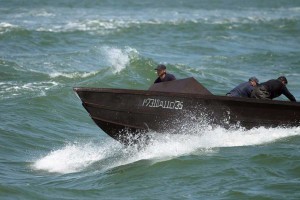 Астраханские пограничники устроили погоню за тремя браконьерами на лодке
