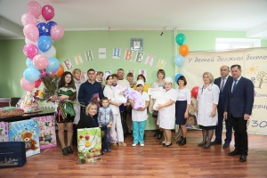 Астраханский губернатор поздравил молодых родителей с рождением тройни