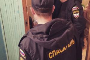 В Астрахани спасатели помогли ребенку, который попал в ловушку