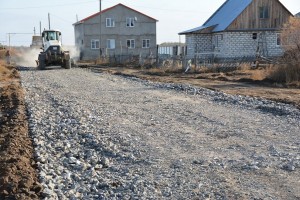 В Астраханской области для укрепления грунтовых дорог используют новую технику