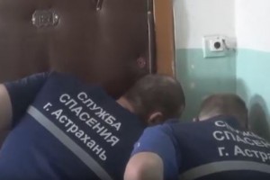 В Астрахани спасатели освободили малыша из запертой квартиры