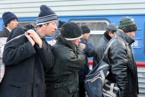 Мигрантов из Таджикистана, задержанных в Астраханской области, бесплатно доставят домой
