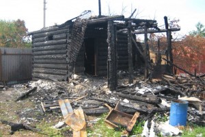 В Астрахани на территории дачных участков загорелась заброшенная постройка