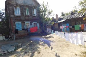 Расселением жильцов из аварийного дома в Астрахани заинтересовалась прокуратура
