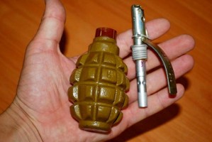 Житель Астрахани хранил дома боевую ручную гранату и взрыватель