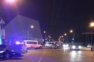 В Астрахани на Аэропортовском шоссе маршрутное такси врезалось в «Ладу» Есть пострадавшие