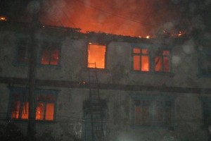В Астрахани из горящего заброшенного здания спасли 5 человек