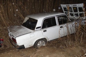 В Астрахани водитель «семёрки» без прав врезался в бордюр на дороге и улетел в камыши