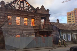 В центре Астрахани горит двухэтажный дом