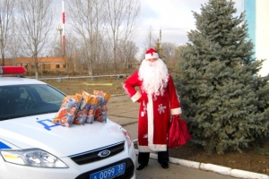 В Астраханской области Полицейский Дед Мороз поздравил с Новым годом ребят из многодетных семей