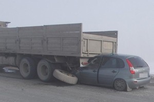 В Астрахани «Лада» врезалась  в грузовик