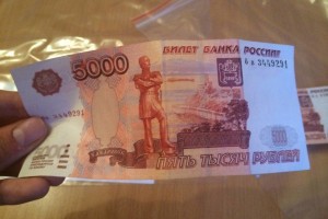 В Астрахани таксист расплатился на автозаправке фальшивой купюрой