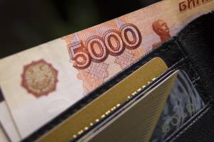 В Астрахани таксист расплатился фальшивыми деньгами на заправке