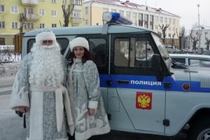 В Астраханской области Полицейский Дед Мороз поздравил с Новым годом юных пешеходов