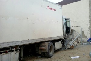 В Астраханской области водитель фуры  протаранил три машины и врезался в шиномонтажку