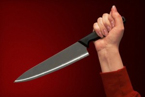 Астраханка ответила на избиение сожителю двумя ударами ножа