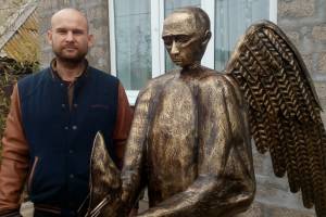 Астраханский скульптор не продаст крылатого медведя, а подарит Путину