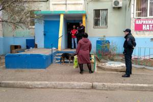 В Астрахани крупный пес держал в страхе жильцов многоэтажки