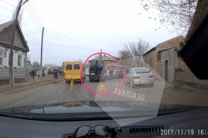 На ул Якобинской в Астрахани влобовую столкнулись иномарка и маршрутное такси