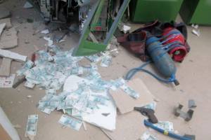 За взрыв и разграбление банкомата в Астраханской области осудили трех жителей Подмосковья