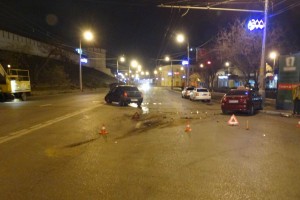 Ночью в центре Астрахани водитель иномарки на скорости врезался в такси