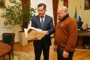 Астраханский губернатор и президент Ассоциации книгоиздателей РФ говорили о книгах
