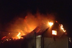 В Астраханской области из-за неосторожности сгорела хозпостройка, спасены четверо