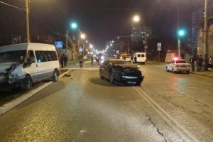 Подробности и видео аварии с участием Lexus и маршрутного такси в Астрахани