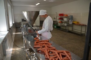 В астраханской колонии открывается цех по производству колбасы