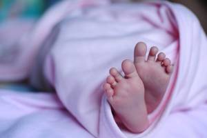 В Астрахани новорожденного ребенка подкинули под дверь местной жительницы
