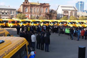 Новые автобусы отправились в сельские школы Астраханской области