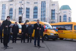 Астраханским школьникам подарили 19 новых автобусов