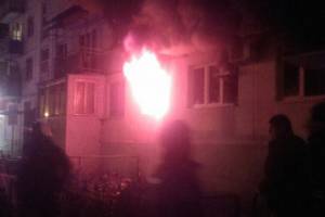 Видео с места ночного пожара в многоэтажке в Астрахани появилось в Сети
