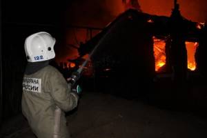 Ночью в Астрахани сгорели две бани: огонь угрожал жизни 7 человек
