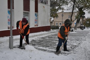 На борьбу со снегом в Астрахани вышли коммунальщики