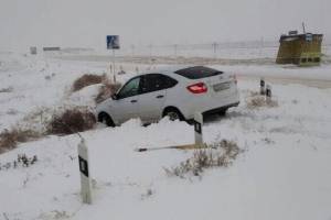 Астраханские водители глохнут на дорогах и вылетают в кюветы из-за снегопада