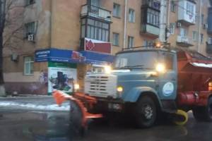 В Астрахани коммунальные службы борются с последствиями снегопада