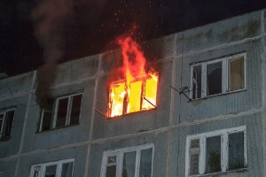 В Астрахани на улице Звёздной загорелась квартира