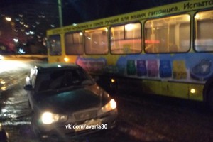 В Астрахани на дороге столкнулись автобус и иномарка