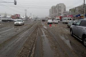 В Астрахани водитель на машине с разными колесами сбил мужчину и женщину 