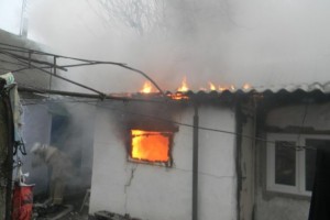 В Астраханской области сгорели сарай и летняя кухня