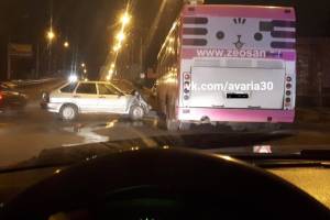 В Астрахани легковушка врезалась в автобус
